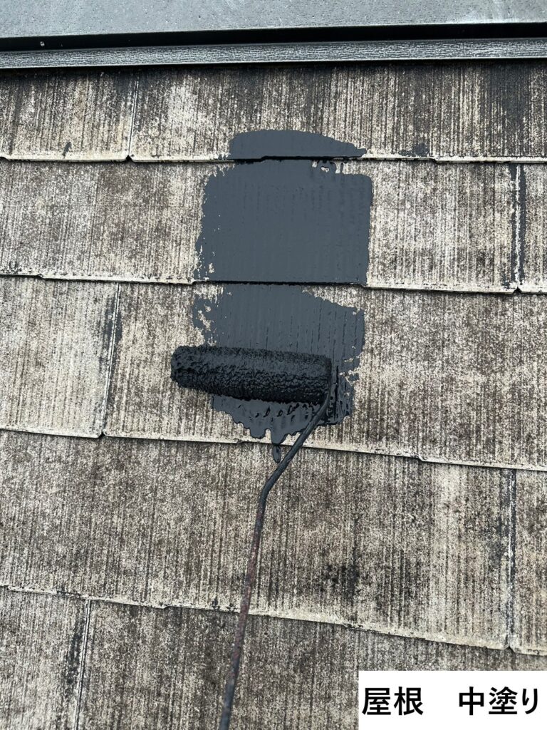 屋根の中塗りを行っていきます。<br />
屋根塗装の目的は外観の美しさを維持するほか、屋根の劣化を防ぎ雨漏りを防止することなどがあります。